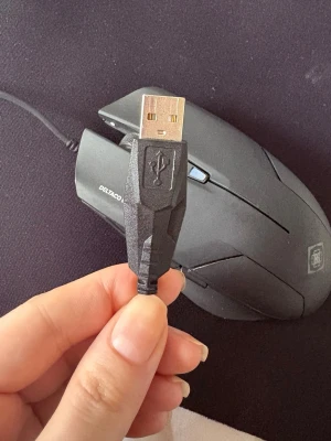 Svart gamingmus från Deltaco - Säljer en svart gamingmus från Deltaco Gaming med USB-anslutning. Musen har en stilren design med gröna detaljer på scrollhjulet och extra knappar på sidan för smidig användning. Perfekt för gaming eller arbete vid datorn.