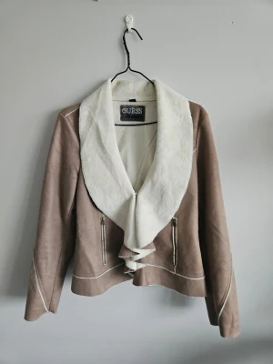 Beige vårjacka från Guess - Supersnygg beige vintage vårjacka från Guess. Jättebra skick, endast lappen är lite sliten. 