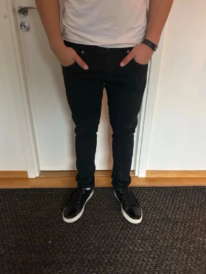 Svarta jeans från dondup - Säljer nu dessa riktigt feta svarta jeans från dondup | modell George | inga defekter, köpta nya | storlek 34 | vid fler frågor eller intresse kom privat // Levi 🤩