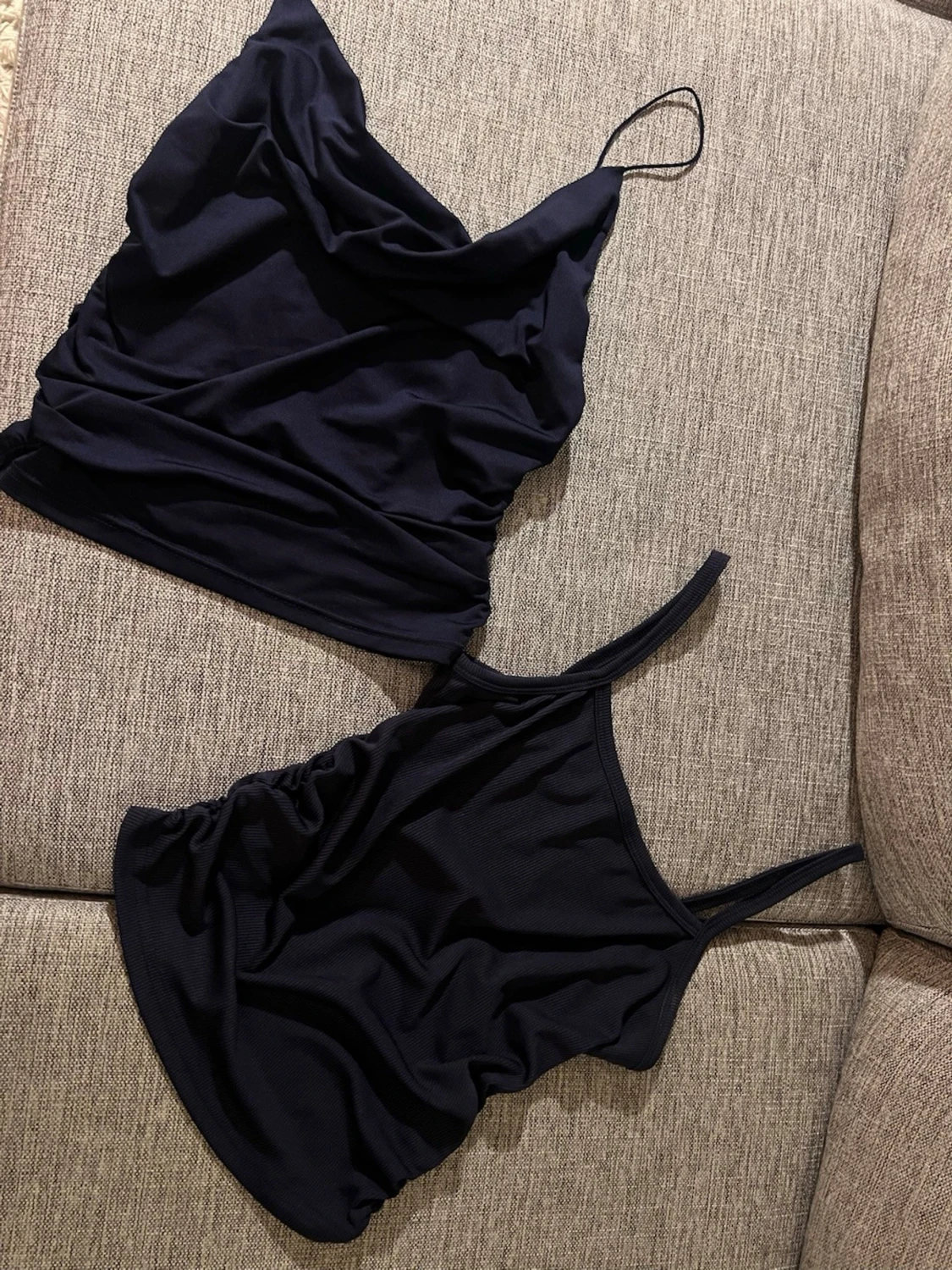 Två marinblåa toppar