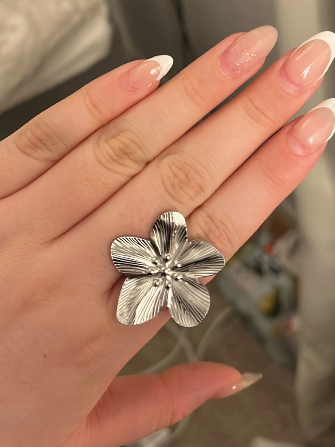 Blommig silverfärgad ring