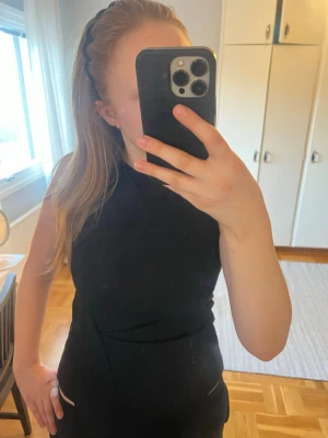 Svart topp med snygg knyt design på sidan  - Snygg topp med snygg design💕