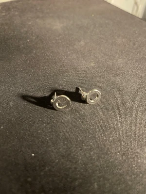 Silverfärgade cirkelörhängen - Säljer ett par stilrena örhängen i silverfärg med enkel cirkelformad design. Perfekta för dig som gillar minimalistiska accessoarer. Örhängena är små och diskreta, tillverkade i metall och har klassisk stiftmodell. OBS! Materialet är okänt, kan ej garantera att det är rostfritt.