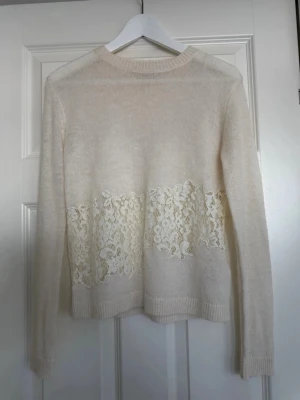 vit stickad tröja med spetsdetalj - så snygg och trendig vit stickad tröja med spetsdetalj från zara. i storlek m men passar mig som vanligtvis bär s! passar i vardagstillfällen men även i finare tillfällen som middag, tjejkväll osv! aldrig använd. ❤️