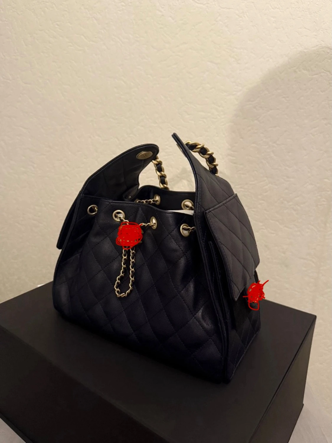 Svart quiltad handväska med kedja - 1