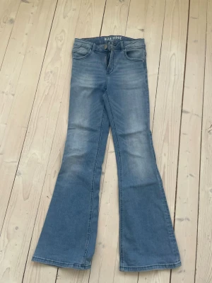 Blåa bootcut jeans  - Säljer ett blå jeans från WE Fashion!