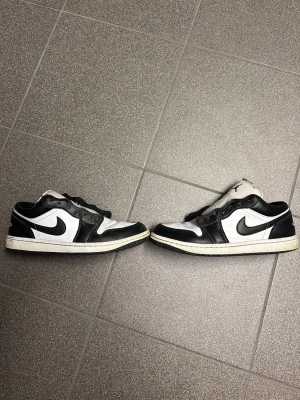 Jordan 1 low  - Jordan 1 low svarta, bra skick. Inga snören till 