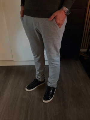 Kostymbyxor dondup grå - Dondup byxor stl 33. Passar perfekt nu till våren.   Modellen-182cm-80kg