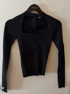 Zara cut out top - Svart tröja från Zara med chocker i halsen, dragkedja i nacken och urringning. 