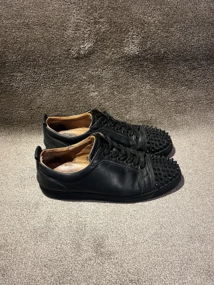 Christian Louboutin skor - Hej! Säljer dessa Christian Louboutin skor i läder. Riktigt feta men slitna. Fungerar att använda som vanligt men är tydligt använda. Sulan är lite skadad och kan behöva repareras Nypris 10000kr! Skorna är äkta vilket jag garanterar! 