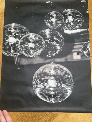 3 posters - Säljer 3 jättefina mörka posters med samma typ av stil. Köpte k 3 pack från SHEIN men är super material o jätte fina. Alla är samma storlek vilket är: 45x15💕💕