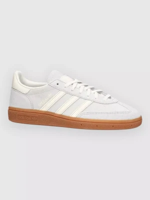 Adidas Handball Spezial sneakers - Skorna är helt oanvända och ligger i originalförpackningen. De är klassiska Adidas Handball Spezial sneakers i ljusgrå/lite silver mocka och vit läder. Skorna kommer med vit snörning och extra band som är i samma färg som skon. Jag säljer dem då de är lite för stora för mig och det inte går att skicka tillbaka.
