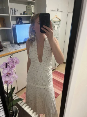 Peppermayo prickig midiklänning  - Lapparna kvar på klänningen! Superfin midiklänning från Peppermayo 