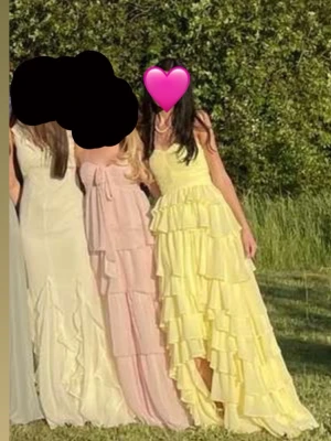 Jättefin gul balklänning - Säljer en jättefin balklänning med massa volanger. Har endast haft denna vid ett tillfälle på balen. Köpte för 1700kr och är i nyskick! 🩷🩷