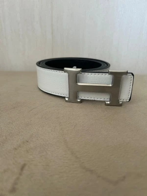 Herme’s vitt skärp med silver H-spänne - Snyggt vitt skärp från Herme’s