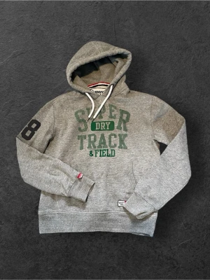 Unik Superdry hoodie  - Hoodien är i bra skick och den har inget tryck på baksidan. Inga deffekter och jag kan skicka den med bild på. Fråga på bara!