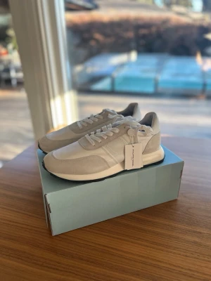 OANVÄNDA Philippe Model Herrskor 45 Vit - Snygga sneakers från Philippe Model, helt vita med svart yttersula, perfekta inför våren. Skorna har aldrig haft en fot i sig, aldrig klivit ett steg, sprillans nya som ni kan se på den andra bilden. De är självklart äkta och kvitto ingår. Antingen kan ni hämta dem i sollentuna eller så kan jag frakta de med köparskydd. Storleken är 45, är något större i passform. nypris ligger på 3500kr, mitt pris endast 1299kr.