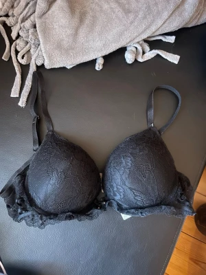 Svart bh - Svart puchup bh från Newyorker i storlek 85B. Använd nån gång. (Säljes givetvis nytvättad). 🤍