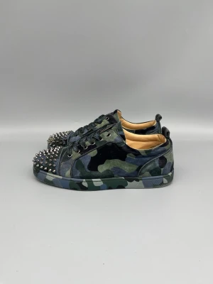 Louboutin Skor Kamouflage Med Spikar - • The shoes have been gently used and are in very good condition  • Size: 41 (fits 41.5–42)  • Color: Camouflage   • Retail price: 9500 SEK / 795€ (very rare colorway)  • No accessories