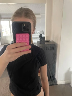 Svart tight t-shirt med twistdetalj - Säljer en svart, figurnära t-shirt med korta ärmar och en snygg twistdetalj vid axeln. Säljer för att den inte kommer till användning💕