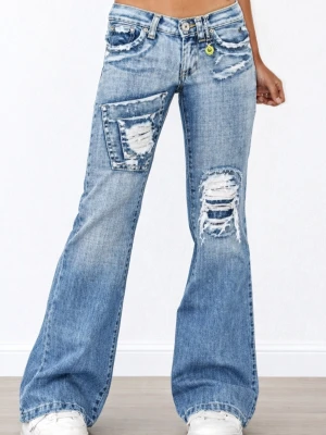 Vintage Stonewash Flared Y2k Low Rise Jeans - Ripped jeans -Y2k cyber - Bell Bottoms - Snygga y2k cyber ljusblå jeans med bootcut flared och slitna detaljer. Jeansen har en stor patchficka med ripped effekt på låret och flera slitningar fram och bak. Klassisk femficksmodell med låg midja och dragkedja.                                                    Märke: CLJ Storlek: 34 Midjemått: 75,5 cm Modell: låg midja / bootcut Detaljer: grön knapp, slitningar och patch på benet
