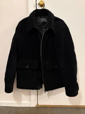 Manchester jacka  - Säljer nu denna otroliga feta och eftertraktade HM jackan! Väldigt bra skick, inga synliga defekter. Perfekt för dig som vill ha en lite unik jacka. Passar även mycket bra nu får våren och sen mot hösten! Tveka inte på att höra av dig vid funderingar // Victor 😊✌️ 