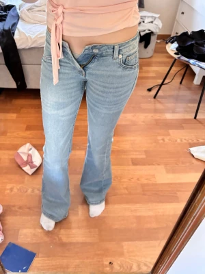 Ljusblå bootcut jeans med låg midja - Assnyggga jag är 160 cm