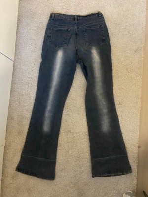 unika jeans - mörk blåa jeans me ”slitningar” både bak o fram, riktigt coola, aldrig använt så bra skick o sjukt snygga på. passar som storlek 36 skulle ja säga