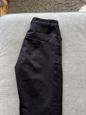 Svarta kostymbyxor med raka ben - Snygga svarta kostymbyxor!