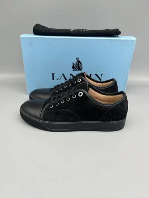 Lanvin Dbb1 Nappa Cap Toe Sneaker Black - • The shoes have been worn 2–3 times and are in like-new condition  • Size: EU40 / UK6 (fits 41)  • Color: Black  • Retail price: 5000 SEK / 450€  • Box & dustbag is included