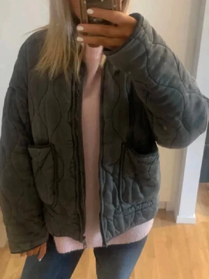 Zara Quiltad jacka  - Skitsnygg och rätt liten i storleken så skulle säga att den passar S-M beroende på hur man vill att den ska sitta. Den är ganska använd men fortfarande bra skick, nån pytteliten på axeln som knappt syns 💕💕