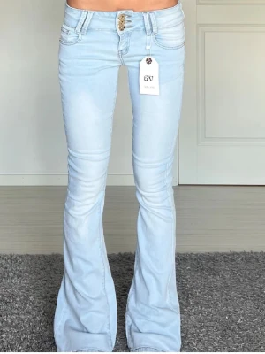 Jeans - Midjemått: 30cm rakt över, innerbenslängd: 80cm 💗inga lappar