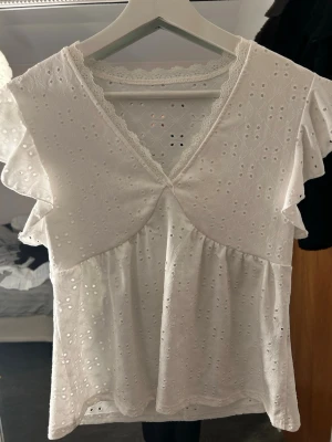 Vit topp - En vit topp som är i ett mycket bra skick. Från SHEIN så pris går att diskuteras!!💕