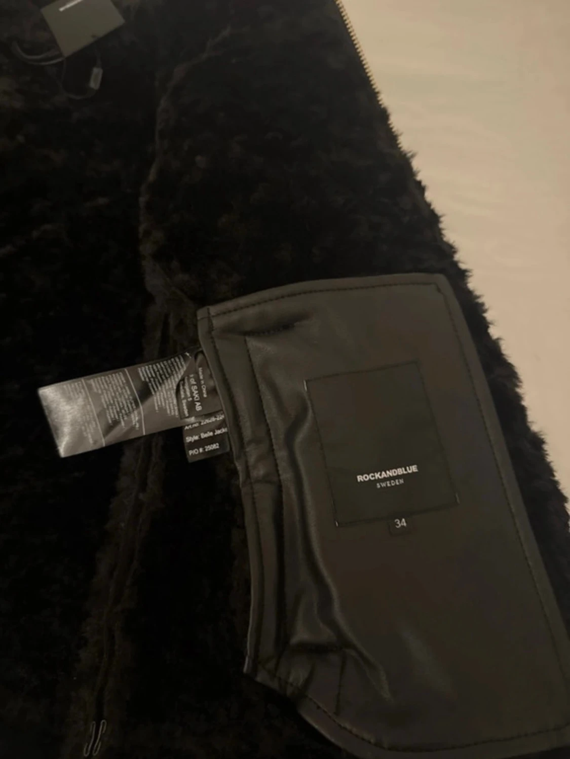 Svart pälsjacka med dragkedjor - 5