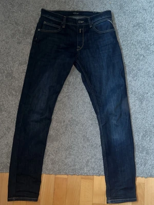Mörkblåa slim jeans från replay - Tjena säljer mörkblåa jeans från replay, denna modellen har lite mindre fickor än dom andra jeansen från replay. Storlek 14 år, 158 cm