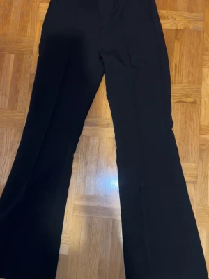 Svarta vida kostymbyxor  - Säljer ett par svarta kostymbyxor med utsvängda ben och hög midja från ginatricot. Använt 1 gång. Pris går att diskutera. 💞 