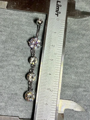 ✨ NY! Högkvalitativ navelpiercing med hänge (Kirurgiskt stål 316L)  - ✨ NYTT oanvänt smycke i kirurgiskt stål! 🌸 Hållbart & Rostfritt: Slitstarkt 316L-stål som inte oxiderar eller rostar av fukt. 🌸 Säkert: Industristandard, skonsamt för läkta piercingar.  🛍️ 30 % BUNDLE-RABATT! Köp fler artiklar från min shop och få 30 % på allt! ✨ 📦 Frakt: Endast spårbart via Plick SafePay för vår trygghet.