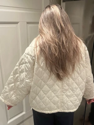 vår jacka - Fin vårjacka från en affär i Italien, köpt för 800kr, står ej storlek men passar en M, i fint skick.