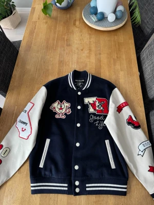 Blå och vit bomberjacka True Religion - True Religion College Jacka, aldrig använt. Alla tags krav :)