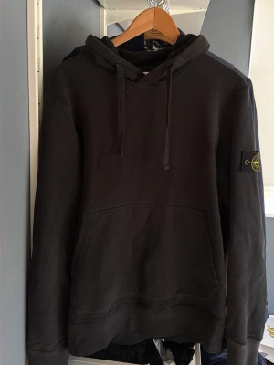 Stone Island Hoddie - Säljer en svart hoodie från Stone Island i storlek S men lite större i storleken. Mycket bra skick, knappt använd 9/10! Påse ingår, köpt på NK, så självklart äkta. Priset kan diskuteras vid snabb affär. För mer frågor och bilder skriv privat! 