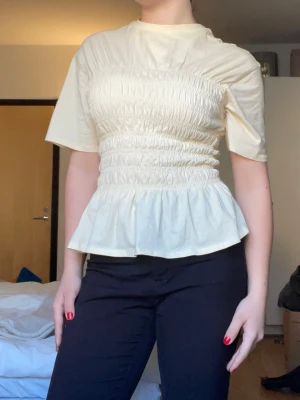 Sommar Topp ljusgul - Topp från hm, ljusgul med fin utsvängning nertill. Så trevlig på våren och sommaren✨🌻strl M men passar S också. 