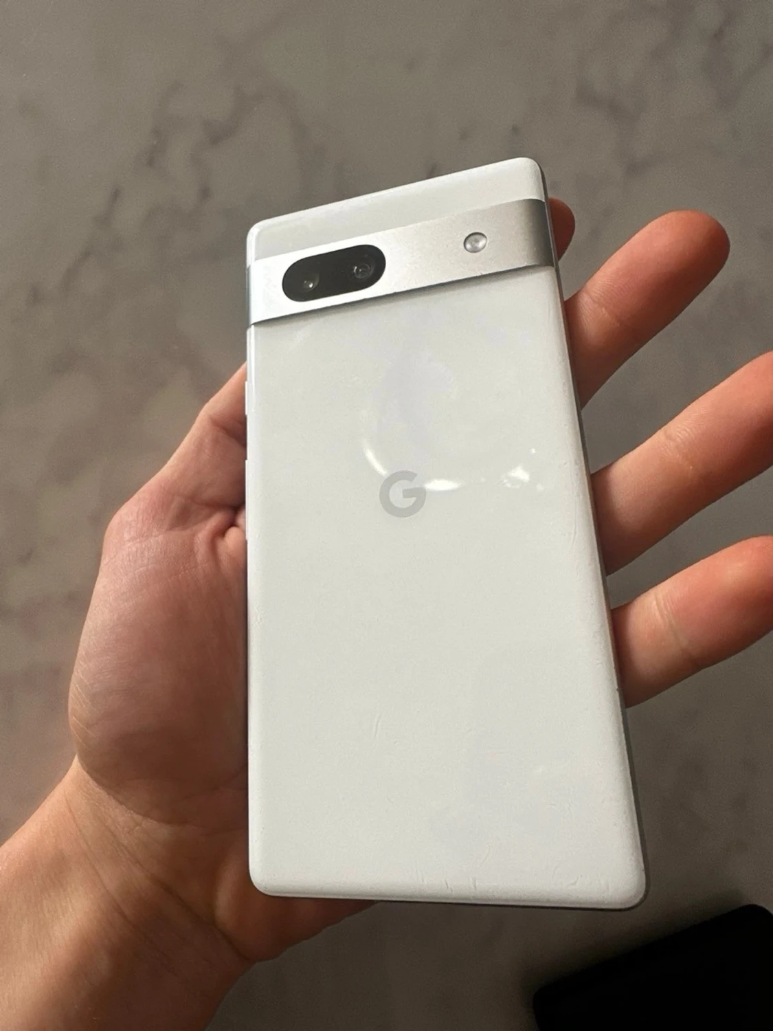 Vit Google Pixel 7a Android-mobil