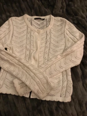 Kofta  - Den är i bra skick, pytte liten fläck på armen (se bild) men det syns inte på💗