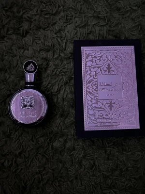 Lattafa fakhar parfym - Exklusiv parfym från Latafa, Fakhar Classic. Flaskan är rund med silverfärgad metall och dekorativa detaljer. Kommer i en elegant svart och silver ask med orientaliskt mönster. Perfekt för dig som gillar fräscha sommardofter. Nypris 320kr. Sprayad fåtal gånger.