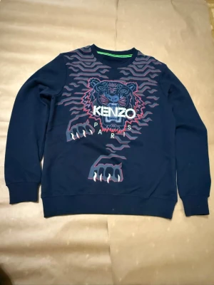 Mörkblå sweatshirt från Kenzo - Kenzo Paris Tröja. Storlek S