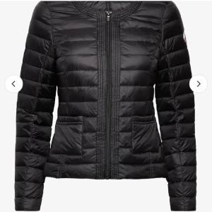 Jott jacka - Strl S men tycker den nog mer är som en xs men passar även mig som har S, nypris ca 2000💕