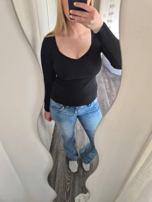 Svart ribbad långärmad topp - Tröjan är i ribbat material och med en urringning❣️ Enkel tröja som passar till allt! Inga tecken på användning!