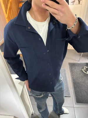 Blå Overshirt - Blå Overshirt i storlek M, skick 9/10. Pris 449, fraktas samma dag!