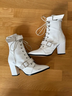 White Boots - Säljer dessa unika stövlar i vit färg. Stövlarna kan justeras på flera ställen. Jättecoola! Storlek: 38 Märke: l’intervalle Kan hämtas i Lund!