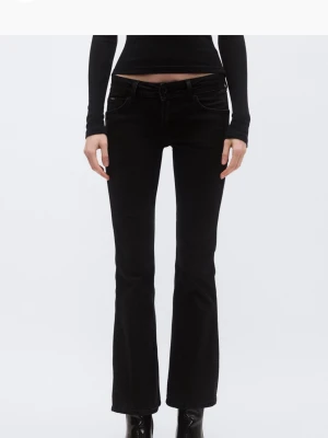 Lågmidjade svarta jeans - Säljer nu mina ”pepe” jeans då de ej passade. Nypris: 889kr på Zalando. Storlek: W26 L32, lite stretch i materialet. Endast använda en gång.